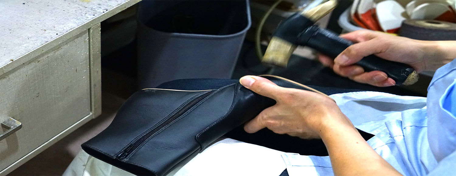  Assembling-the-shoes-of-footwear-manufacturing