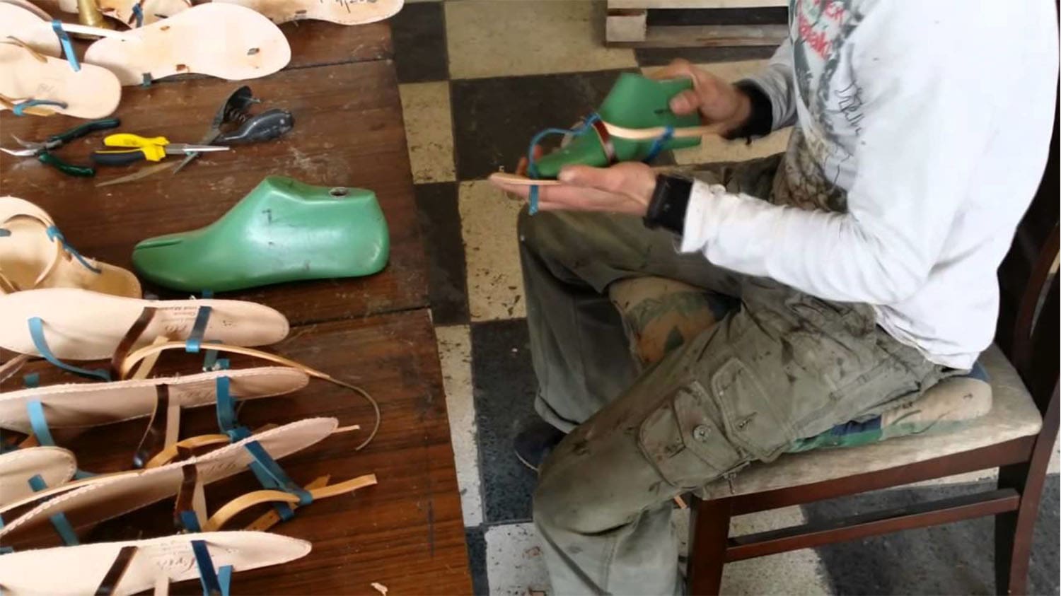 Samb-Dulum-tell-you-how-to-find-a-good-sandals-factory