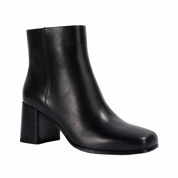 Stylish-Round-Toe-Black-Heeled-Boots-Inside-Zip